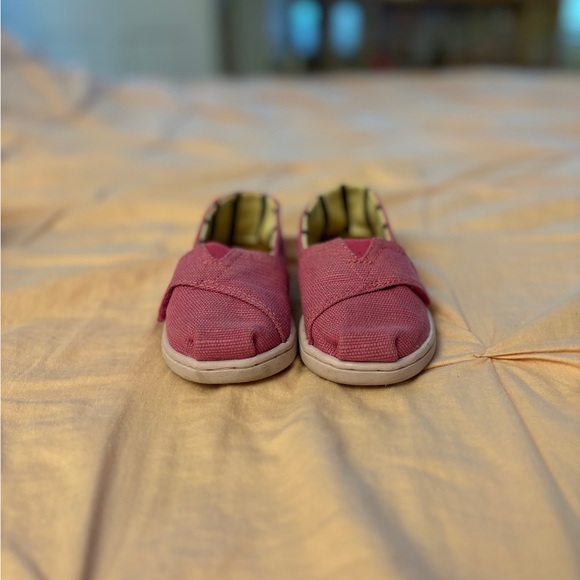 Toms slip-ons toddler size 6 US - Picture 3 of 4